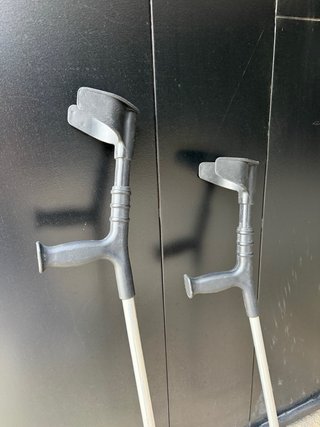 Muletas de aluminio y plastico regulables.
