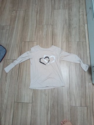 Camiseta manga larga beige con corazones