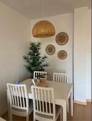 Mesa de comedor extensible y 4 sillas.