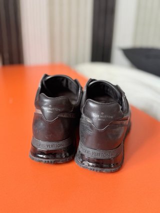 Louis Vuitton Run Away Negro Gris
