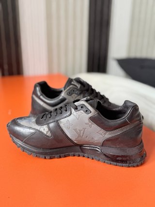 Louis Vuitton Run Away Negro Gris