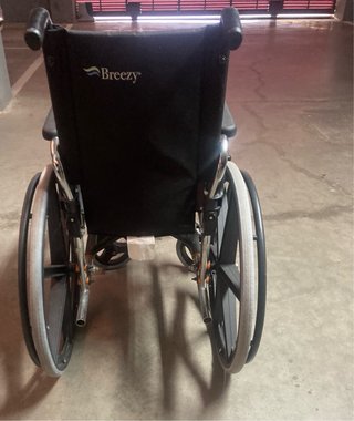 Silla de ruedas BREEZY estrecha.