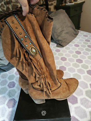 Botas camperas marrones con flecos y detalles
