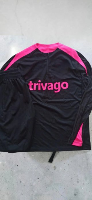Vendo ropa de mi armario que ya no uso.