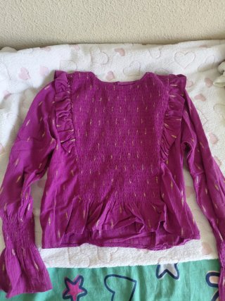 Blusa morada con detalles dorados