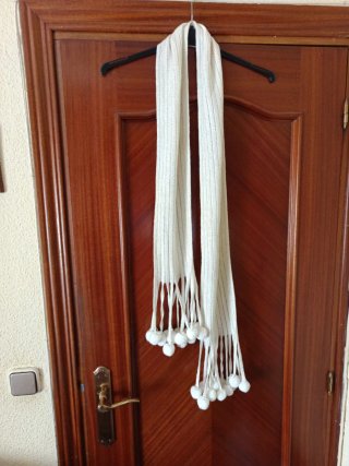 Bufanda foulard blanca con pompones