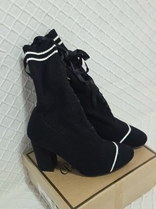 Botines negros con cordones
