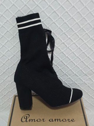 Botines negros con cordones