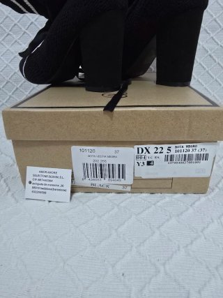 Botines negros con cordones