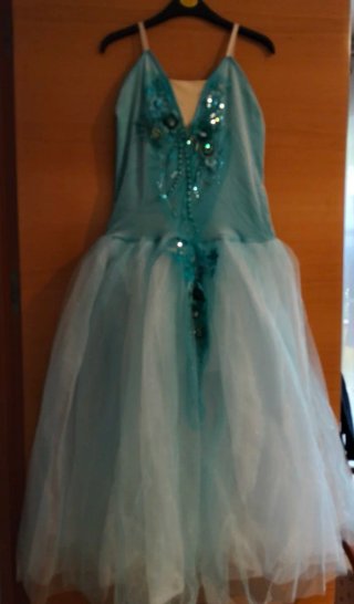 Vestido de baile turquesa con lentejuelas