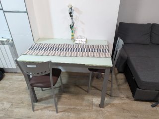 Mesa comedor extensible cristal y metal y 2 sillas
