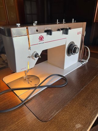 Máquina de coser Alfa con mueble castellano.