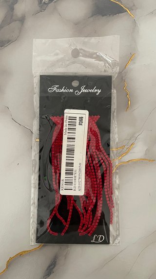 Pendientes largos rojos con pedrería