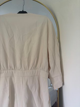 Mono corto beige estilo blazer