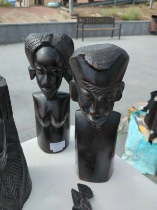 Figuras de ébano talladas a mano