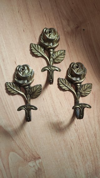 3 Percheros de Metal con Diseño de Rosa