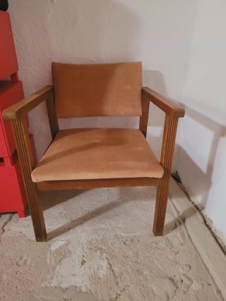 Dos sillones y dos taburetes antiguos