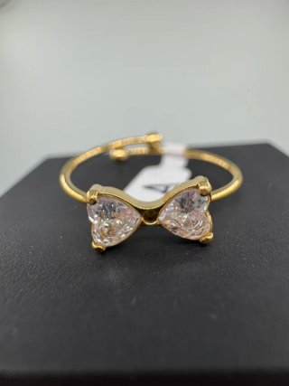 Anillo Dorado con Detalle de Lazo