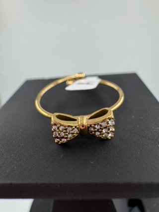 Anillo Dorado con Lazo y Piedras