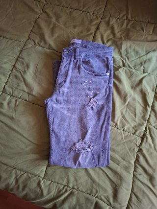 Pantalones grises rotos con pintura