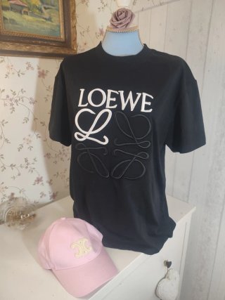 Camiseta estilo Loewe Negra, con gorra de regalo.