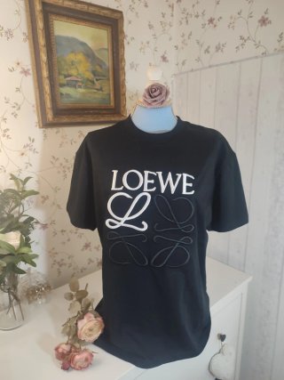 Camiseta estilo Loewe Negra, con gorra de regalo.