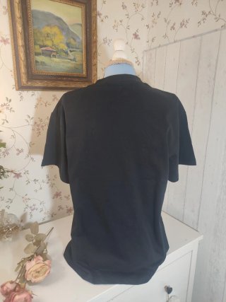 Camiseta estilo Loewe Negra, con gorra de regalo.