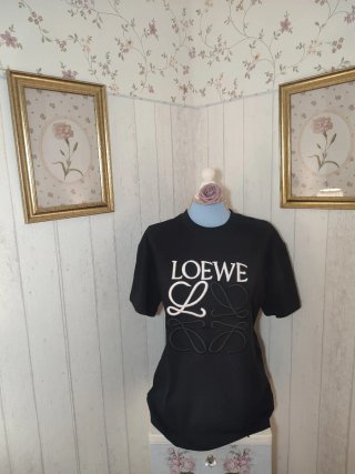 Camiseta estilo Loewe Negra, con gorra de regalo.