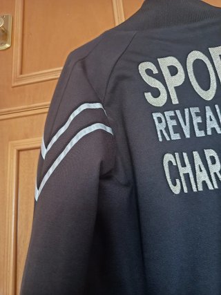 Cazadora Deportiva Negra acolchada y abrigosa.