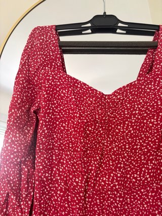 Vestido largo rojo con motitas blancas