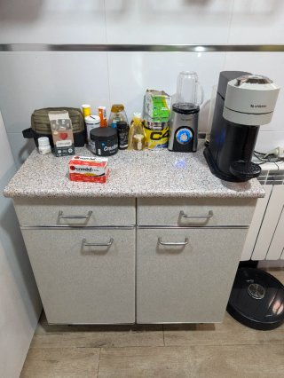 Mueble de cocina gris y blanco