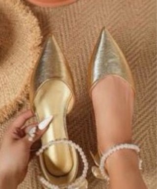 Zapatos Dorados con Detalle de Perlas