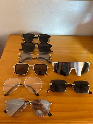 Gafas de sol negras y doradas