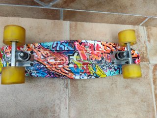 Monopatín con diseño de grafiti con luces sin uso