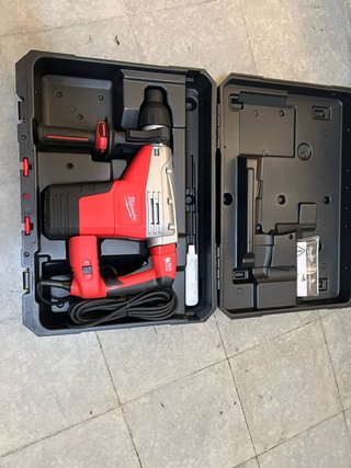 Taladro Percutor Milwaukee con brocas y 2 radiales