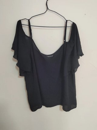 Blusa negra con hombro descubierto