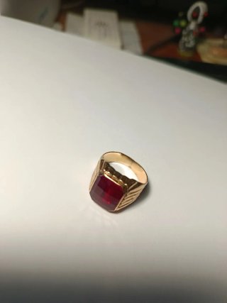 Anillo Dorado con Piedra Roja