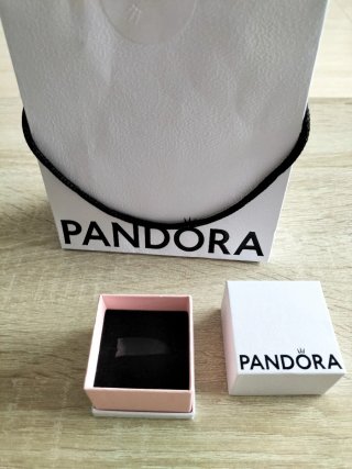 Bolsa y caja Pandora