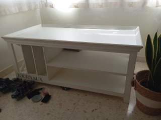 Mesa de centro blanca con estantes
