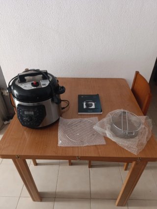 Robot de cocina Cecotec con accesorios