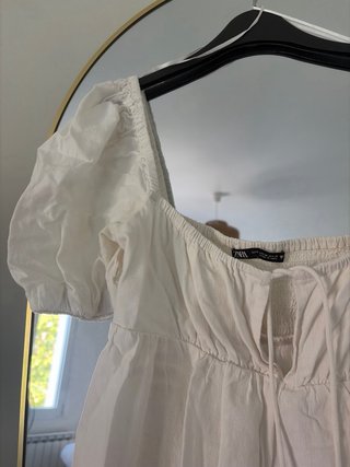 Vestido corto blanco con volantes