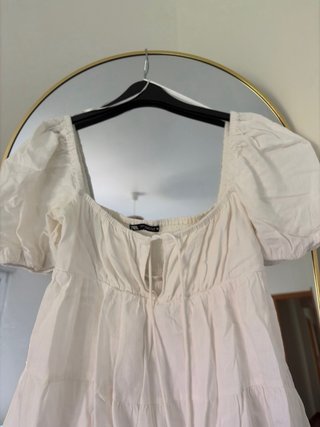 Vestido corto blanco con volantes