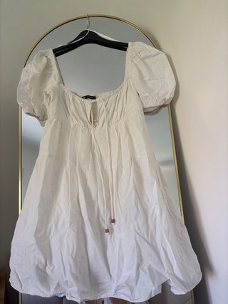 Vestido corto blanco con volantes