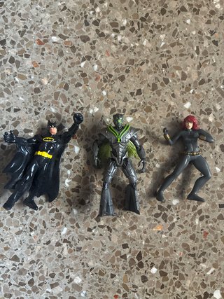 Figuras de acción Batman, Ben 10 y Black Widow