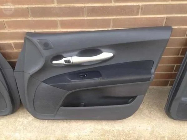 Paneles puertas toyota auris