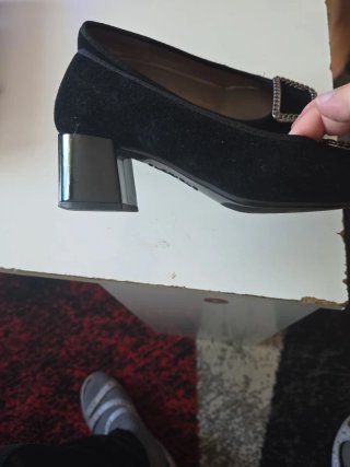 Zapatos de tacón negros con hebilla