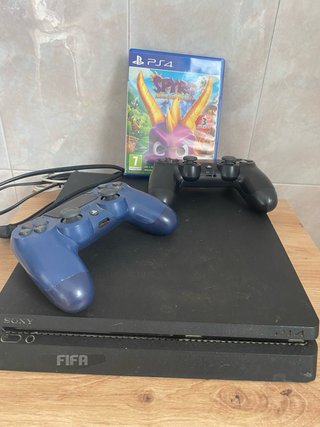 PS4 (PlayStation 4) Slim 1TB con 2 controller