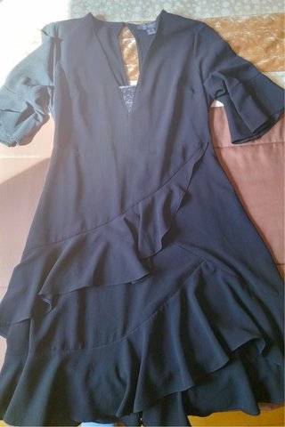 Vestido corto negro con volantes