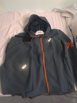 Conjunto deportivo ASICS gris y naranja