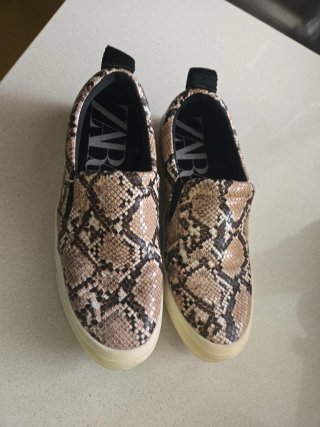 Zapatillas Zara estampado serpiente